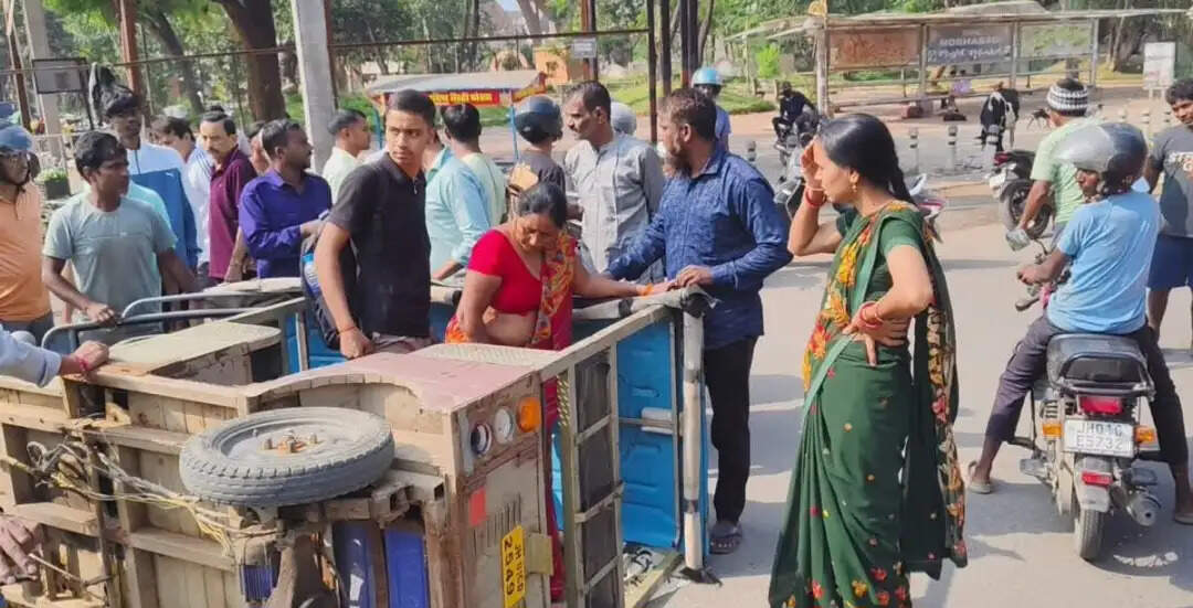 तेज रफ्तार वाहन की टक्कर से पलटा टोटो, पांच लोग घायल