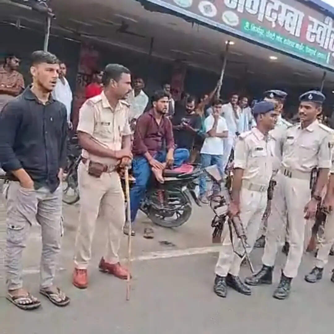 मढ़ौरा में युवक की गोली मारकर हत्या, ग्रामीणों ने किया सड़क जाम