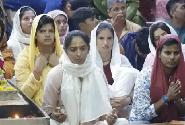 भारतीय महिला क्रिकेट टीम ने टी-20 विश्व कप से पहले लिया महाकाल का आशीर्वाद