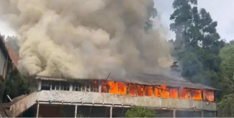 आग लगने से विक्टोरिया बॉयज स्कूल के पुराने क्वार्टर जलकर खाक