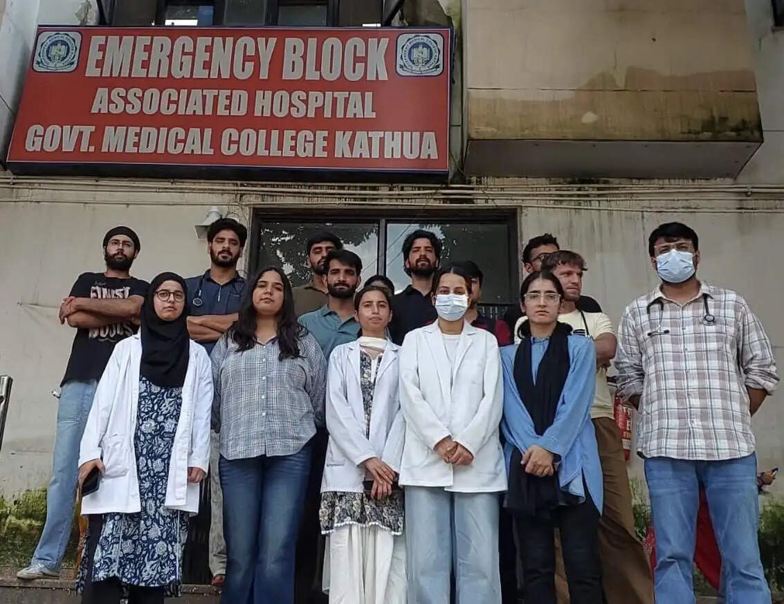 ठोस आश्वासन नहीं मिला तो 24 घंटे ठप रहेंगी इमरजेंसी सेवाएं -इंटर्न डॉक्टरों की हड़ताल आठवें दिन जारी, कैंडल मार्च निकाला