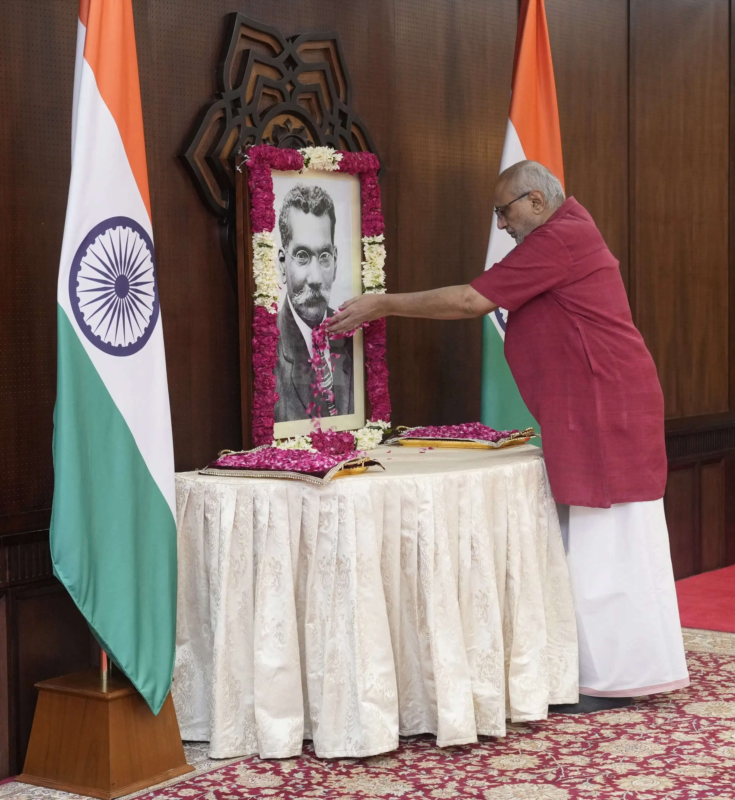 उपराष्ट्रपति ने समाज सुधारक रेट्टामलाई श्रीनिवासन की जयंती पर उन्हें पुष्पांजलि अर्पित की