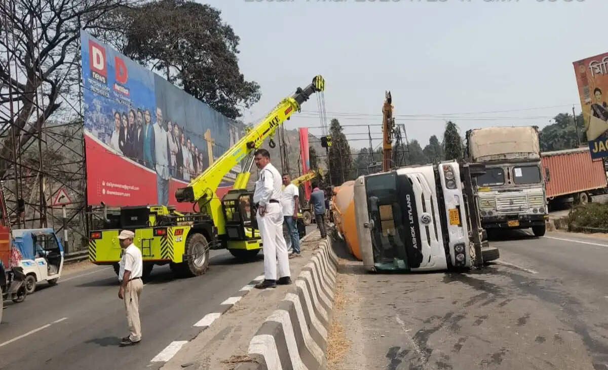 टैंकर पलटने से सड़क अवरूद्ध