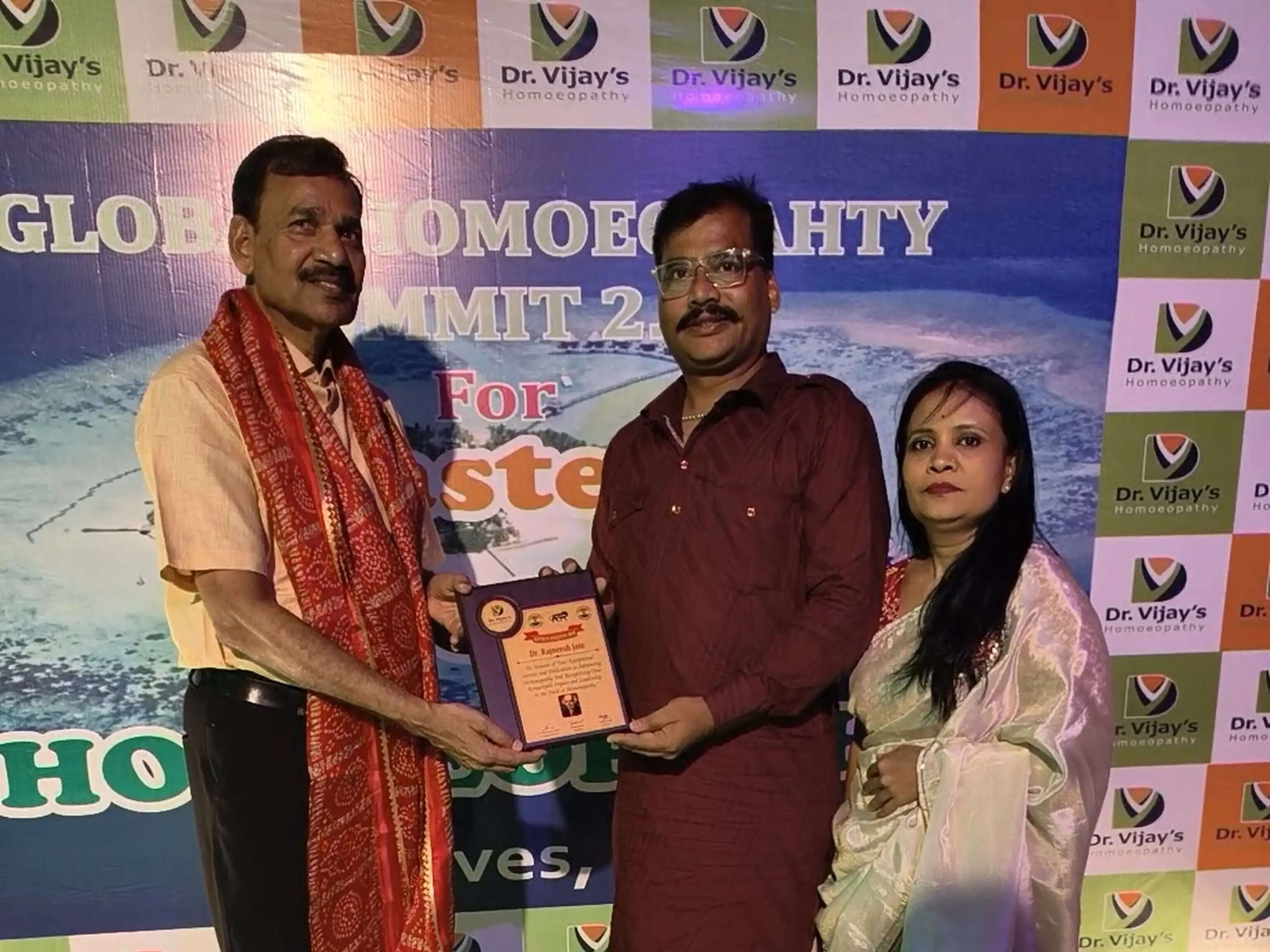 मालदीव में डॉ. रजनीश जैन और डॉ. रेशु जैन को अंतरराष्ट्रीय होम्योपैथी सम्मान