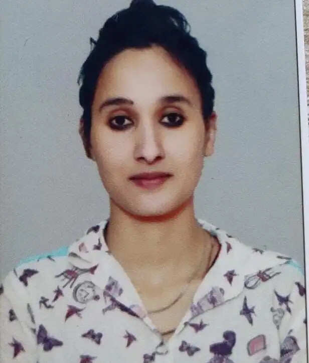 राजगढ़ में अंतिम संस्कार के समय खाते में आई पहली सैलरी, नम आँखों से विदा हुई कांस्टेबल नेहा