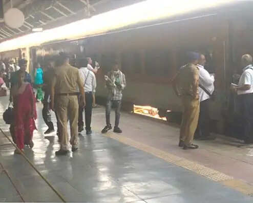 प्रयागराज जंक्शन पर चला मजिस्ट्रेट टिकट चेकिंग अभियान