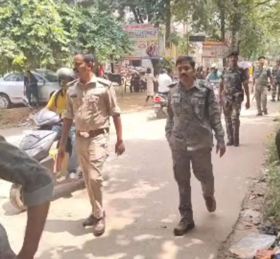 अड्डेबाजी रोकने के लिए संवेदनशील इलाकों में पुलिस ने की पैदल गश्ती