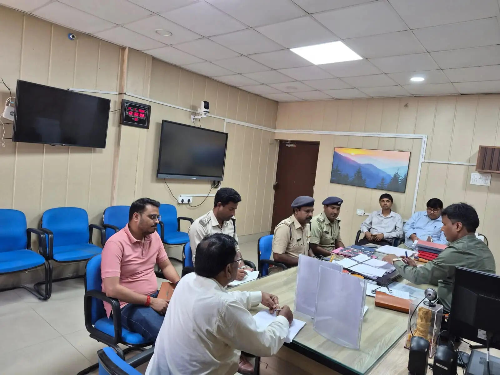 ट्रैफिक व्यवस्था सुदृढ़ीकरण को लेकर एसडीएम ने पुलिस और प्रशासनिक अधिकारियों के साथ की मीटिंग