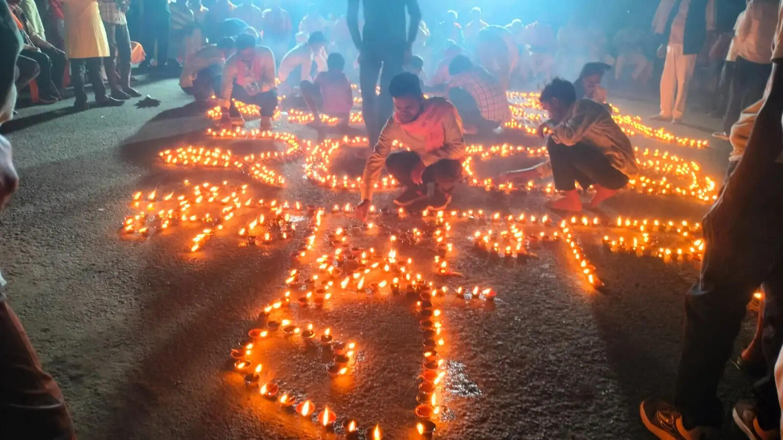 2083 दीपों से जगमगाया मड़िहान, हिंदू नववर्ष पर उमड़ा आस्था और उत्साह का सैलाब