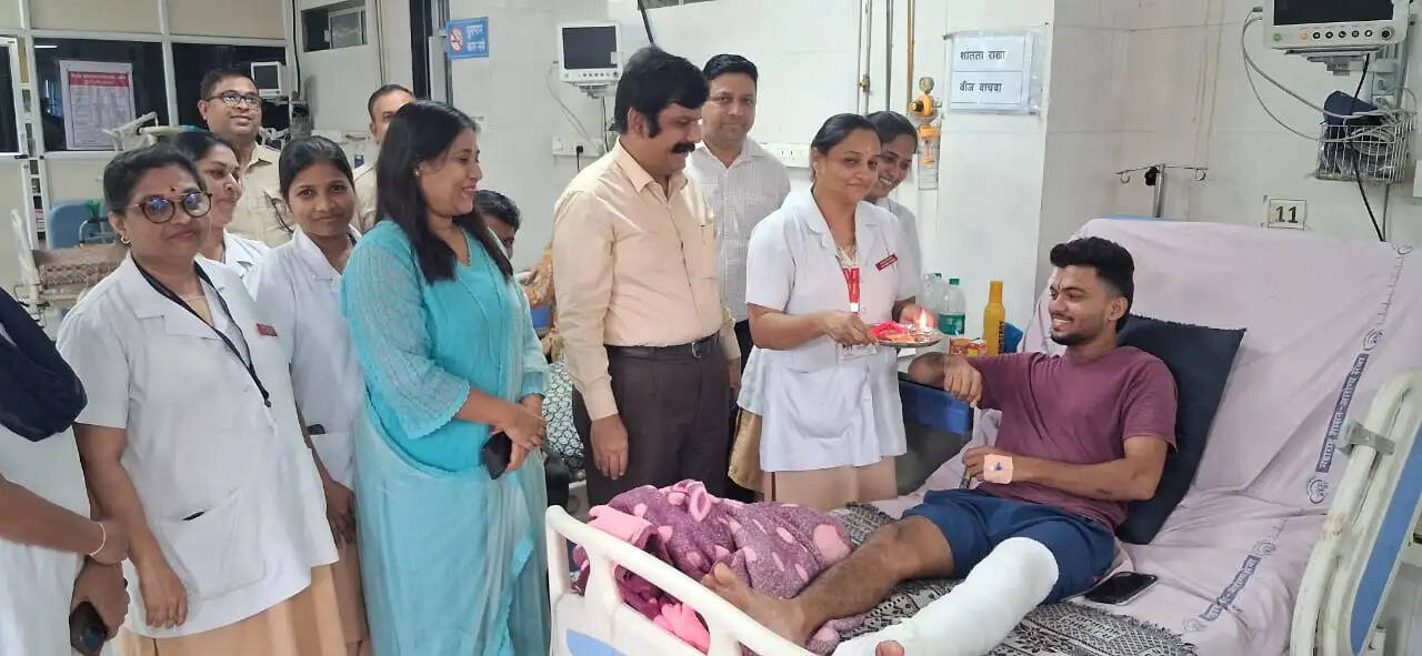 ठाणे सिविल अस्पताल में रुग्ण की कलाई पर रक्षा धागा बंधा तो भावुक हुआ स्टाफ