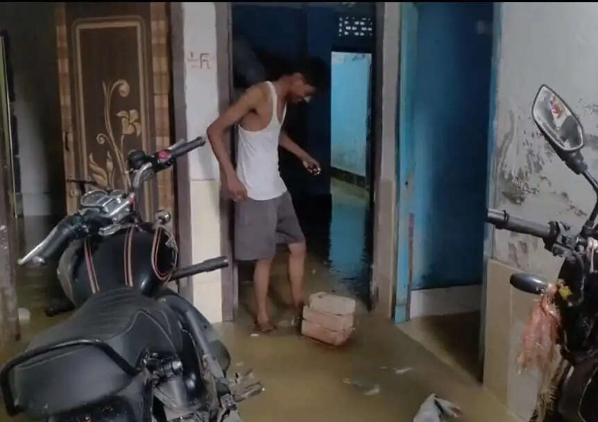 दियारा के बाद अब पॉश कॉलोनियों और महादलित बस्तियों में घुसा बाढ़ का पानी, बेबसी के बीच जी रहे लोग