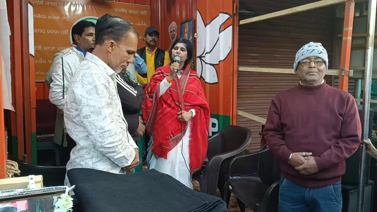 शीत वस्त्र वितरण कार्यक्रम में शामिल हुईं भारती घोष, खड़गपुर चर्चा में