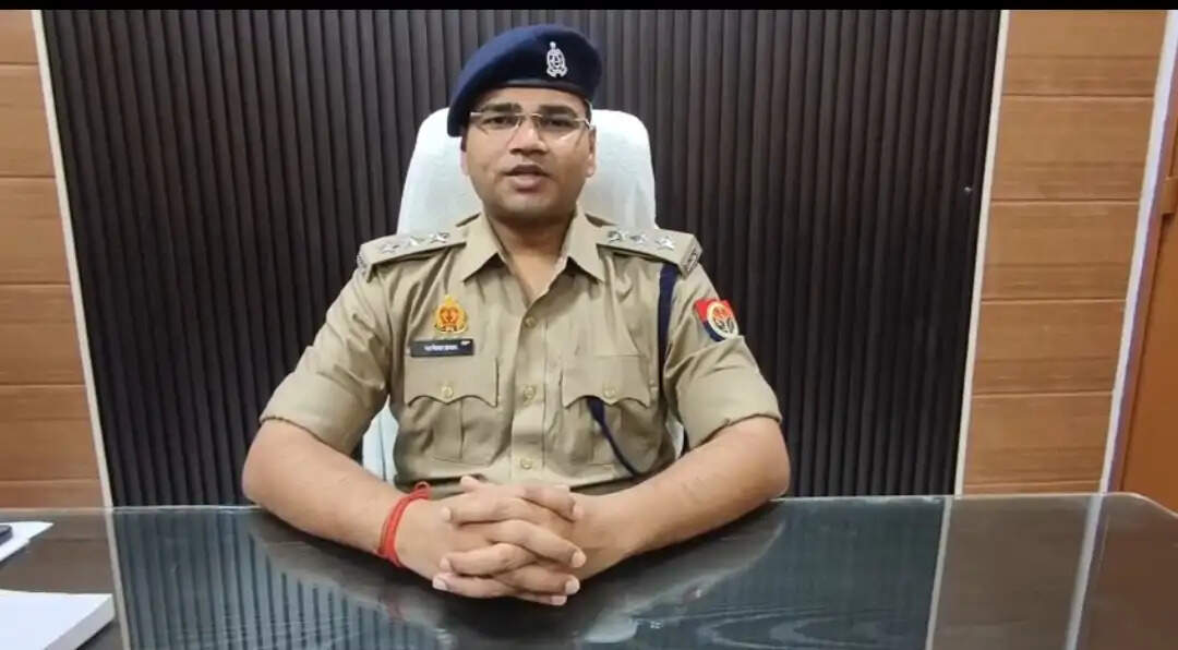 सड़क किनारे खंती में जला मिला युवक का शव, हत्या की आशंका