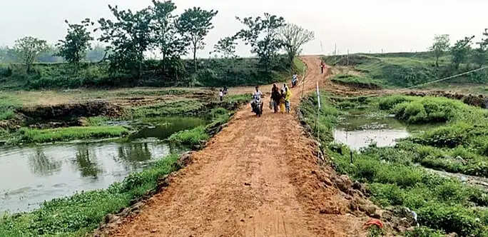 नदी पर मोरम सड़क बनाकर घिरा पंचायत, चुनाव से पहले शुरू हुआ विवाद