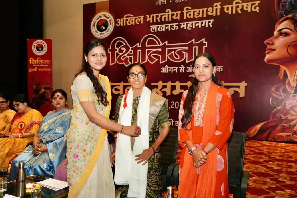 युवती सम्मेलन में सैकड़ों छात्राओं ने लिया हिस्सा