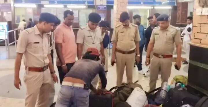 आसनसोल जीआरपी ने स्टेशन परिसर में चलाया विशेष जांच अभियान