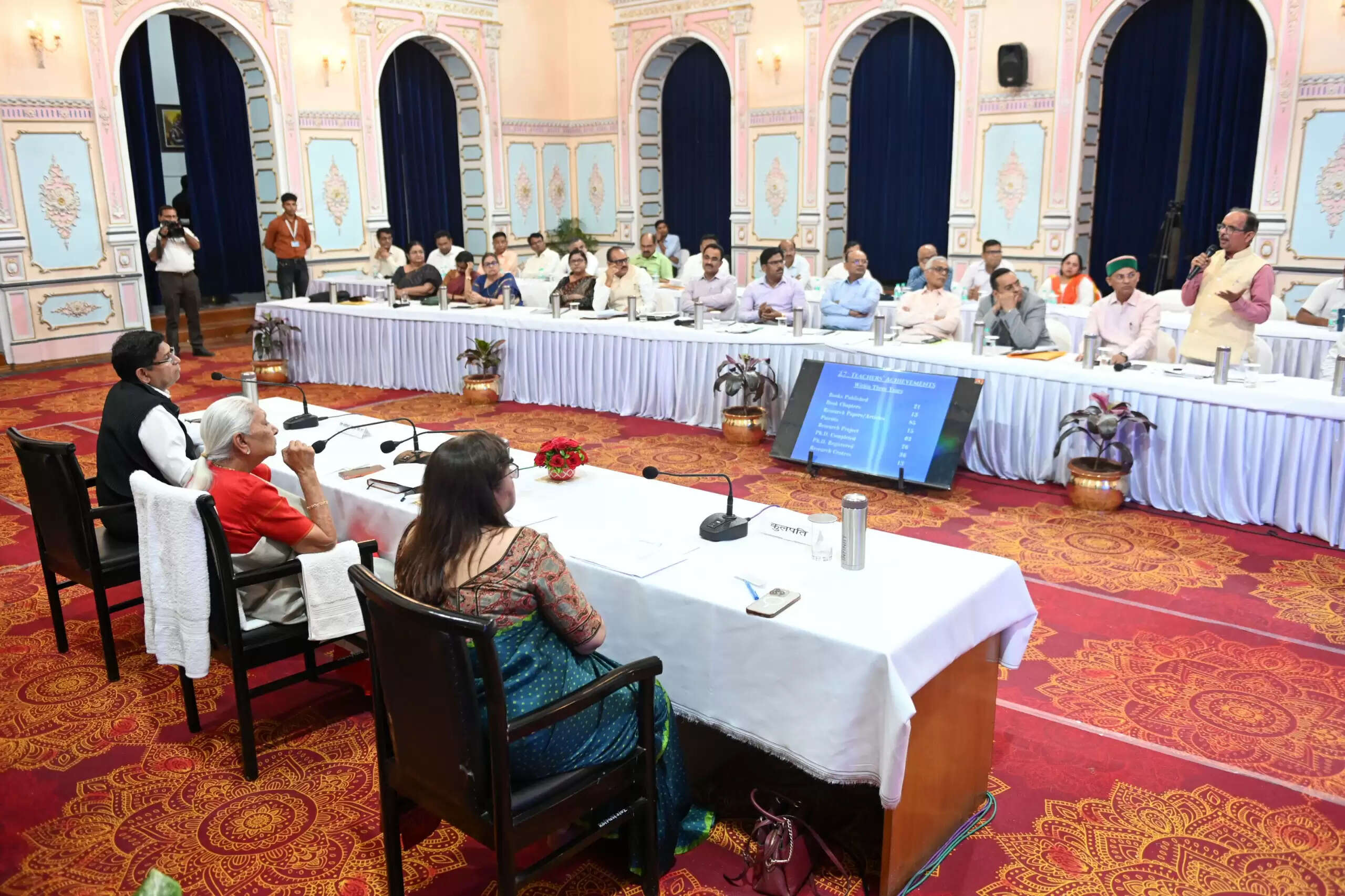 कुलाधिपति के समक्ष महाविद्यालयों का प्रस्तुतीकरण, गुणवत्तापूर्ण व रोजगारपरक शिक्षा पर जोर