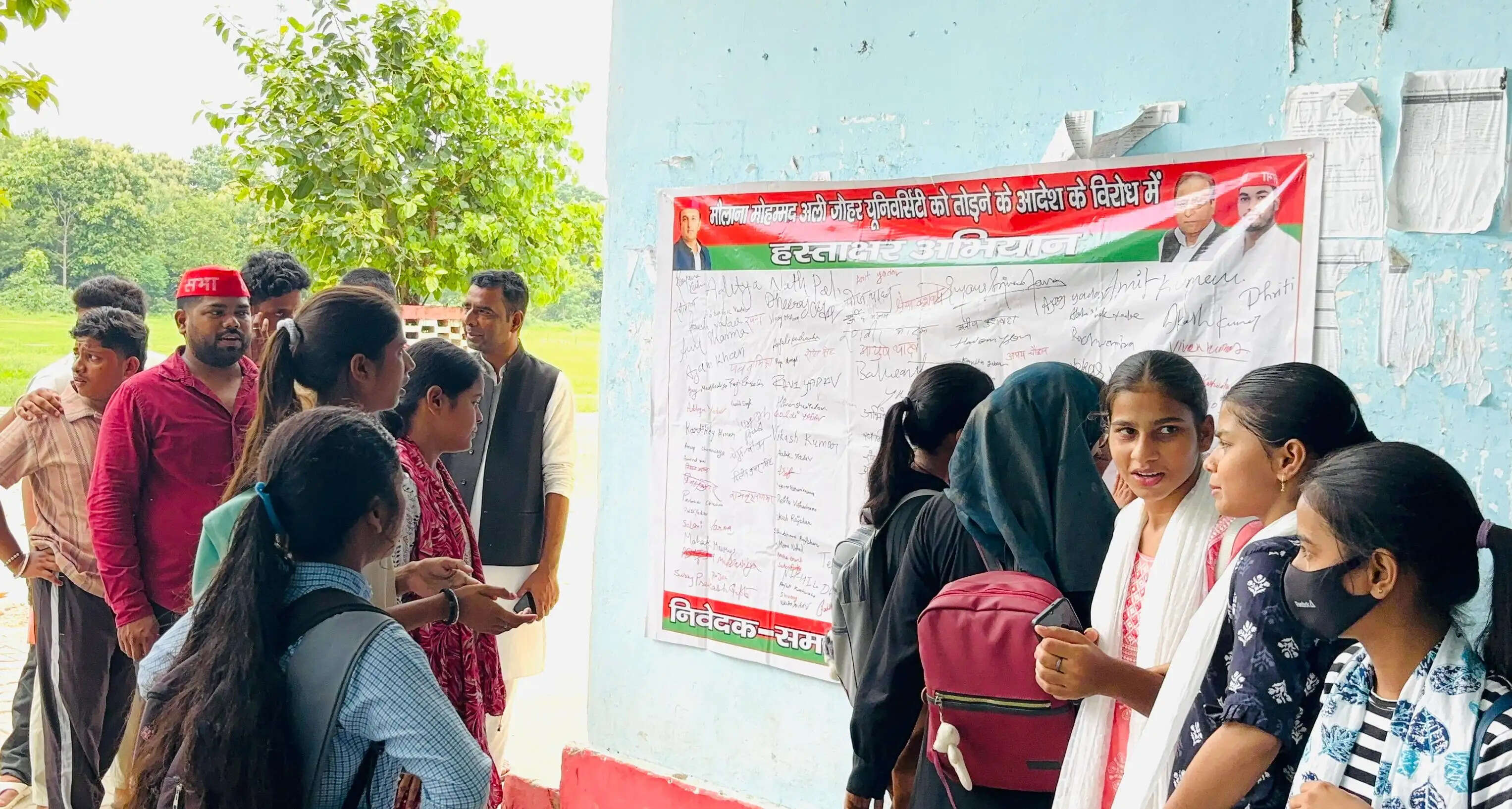 जौहर विश्वविद्यालय पर कार्रवाई के विरोध में सपा अल्पसंख्यक सभा के किया प्रदर्शन, राज्यपाल काे संबाेधित ज्ञापन साैंपा