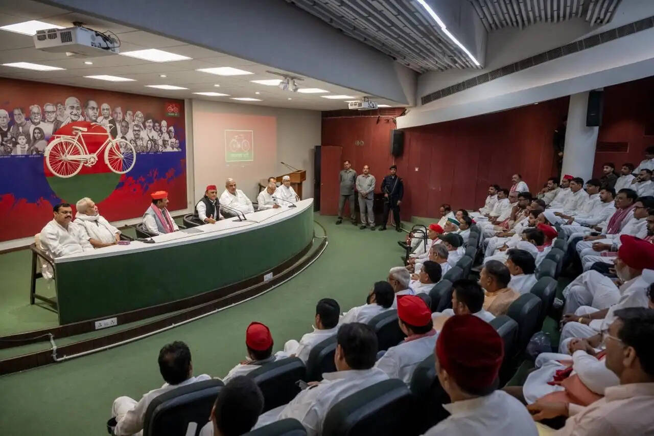 भाजपा सरकार की आर्थिक नीतियों ने देश के सामने संकट पैदा किया : अखिलेश यादव