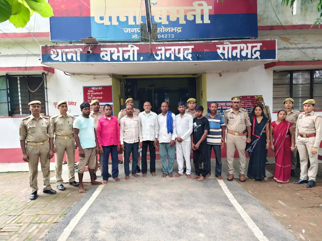 सोनभद्र में छेड़खानी का आरोप लगाकर युवक का सिर मुड़ाया, दो महिलाओं समेत 10 लाेग गिरफ्तार