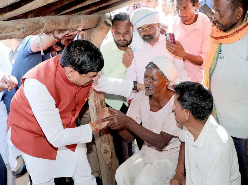 मप्र के मुख्यमंत्री छिंदवाड़ा सड़क हादसे में मृतकों के परिजनाें से मिले, आर्थिक मदद का ऐलान