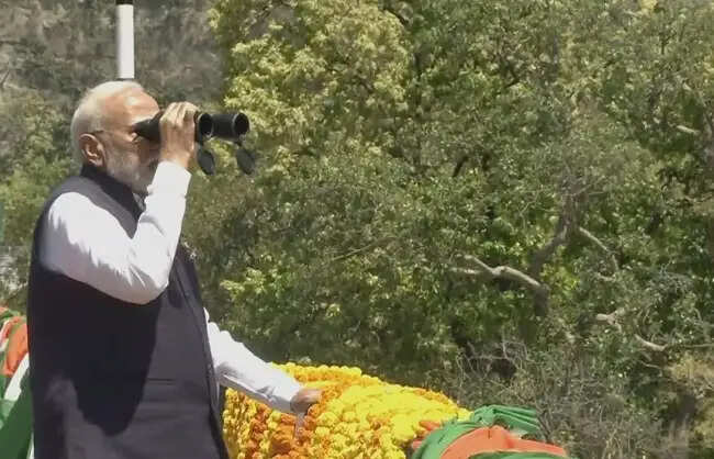 प्रधानमंत्री के रोड शो में मानव श्रृंखला बनाकर लोगों ने बरसाए फूल, मोदी-मोदी के नारों से गूंजीं शिवालिक की पहाड़ियां