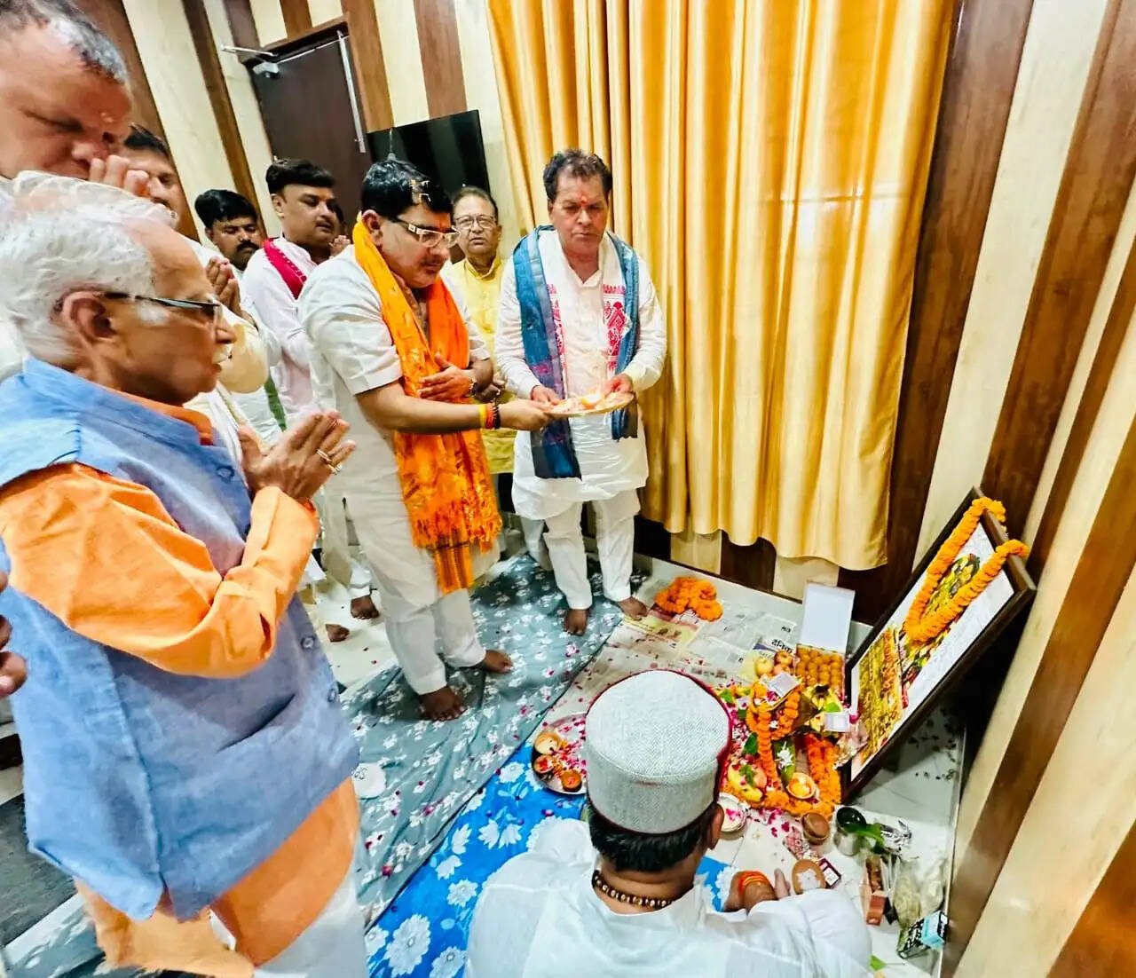 नारियल फोड़ व पूजन-अर्चन कर क्षेत्रीय अध्यक्ष ने किया पदभार ग्रहण