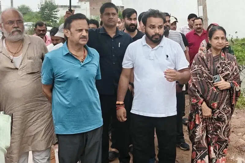रीवाः जलभराव प्रभावित क्षेत्रों में पहुंचे उप मुख्यमंत्री शुक्ल, 9 लोगों को कराया रेस्क्यू