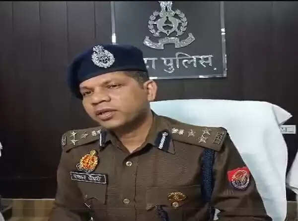 एटा हत्याकांड का खुलासा: बेटा निकला माता-पिता, पत्नी और बेटी का हत्यारा