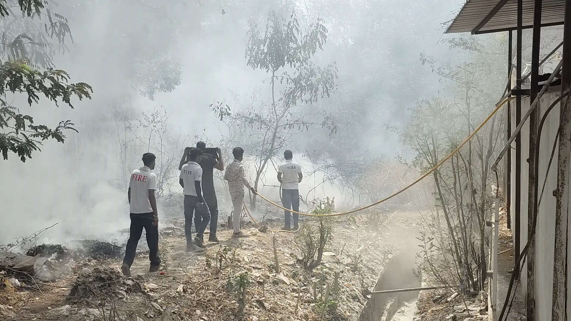 पेट्रोल पंप के पास झाड़ियों में लगी भीषण आग से मचा हड़कंप, एक घंटे बंद रहे नोजल