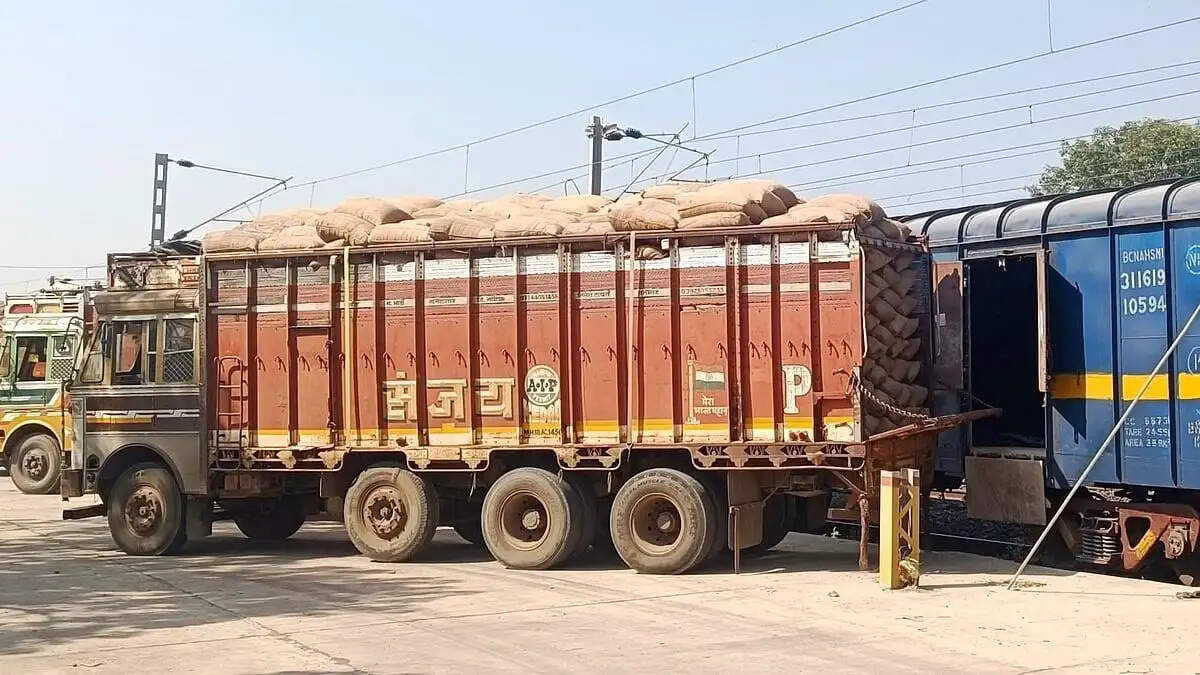 सीमांचल के मक्का कारोबार को एनएफआर ने दी रफ्तार: कटिहार रेल मंडल ने 43 रैक लोड कर कमाए ₹29.72 करोड़