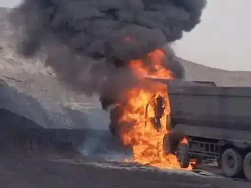 कोरबा: कलिंगा कंपनी के डंपर में लगी भीषण आग, दाे करोड़ का वाहन जलकर खाक; चालक ने कूदकर बचाई जान