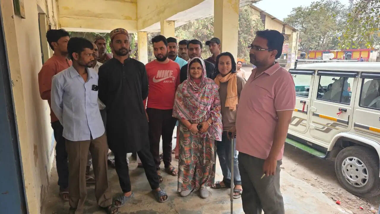 डयूटी से हटाए जाने को लेकर रोडवेज के परिचालकों ने काटा हंगामा