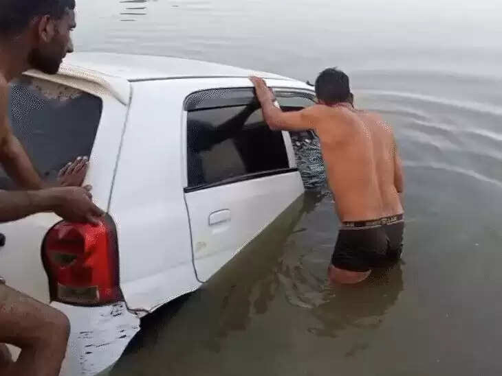 शराब से भरी कार तालाब में गिरी, दो सेल्समैन दोस्तों की डूबने से मौत