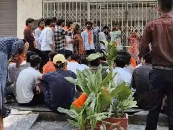 भोपाल:&nbsp;बरकतउल्लाह विव में एबीवीपी का अनिश्चितकालीन धरना शुरू, धारा 52 लागू करने और कुलपति के इस्तीफे की मांग
