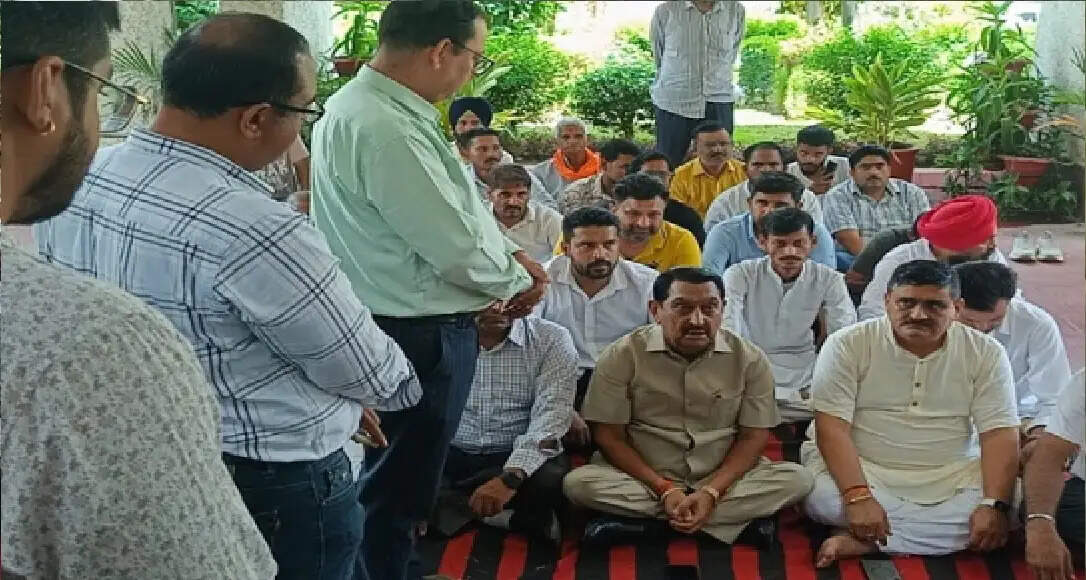किच्छा में कम्युनिटी हॉल निर्माण रुका, विधायक बेहड़ धरने पर बैठे