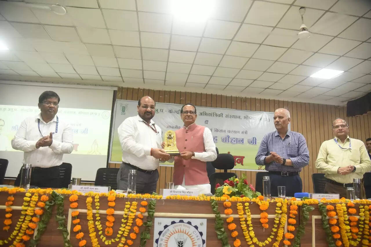 केंद्रीय कृषि मंत्री शिवराज सिंह चौहान ने भोपाल में केंद्रीय कृषि इंजीनियरिंग संस्थान का किया दौरा