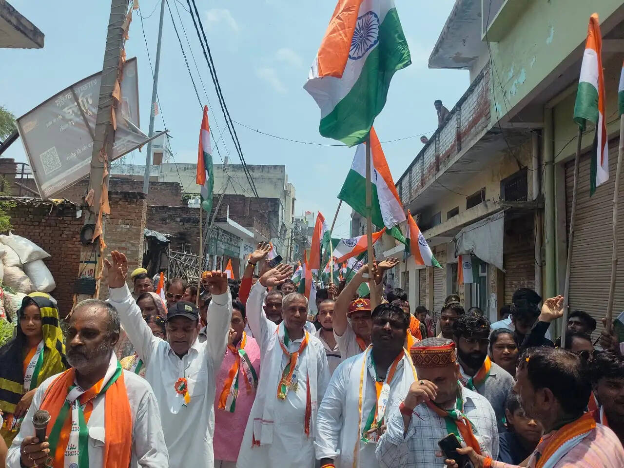 भाजपाइयों ने निकाली तिरंगा यात्रा, सैकड़ों कार्यकर्ता रहे मौजूद