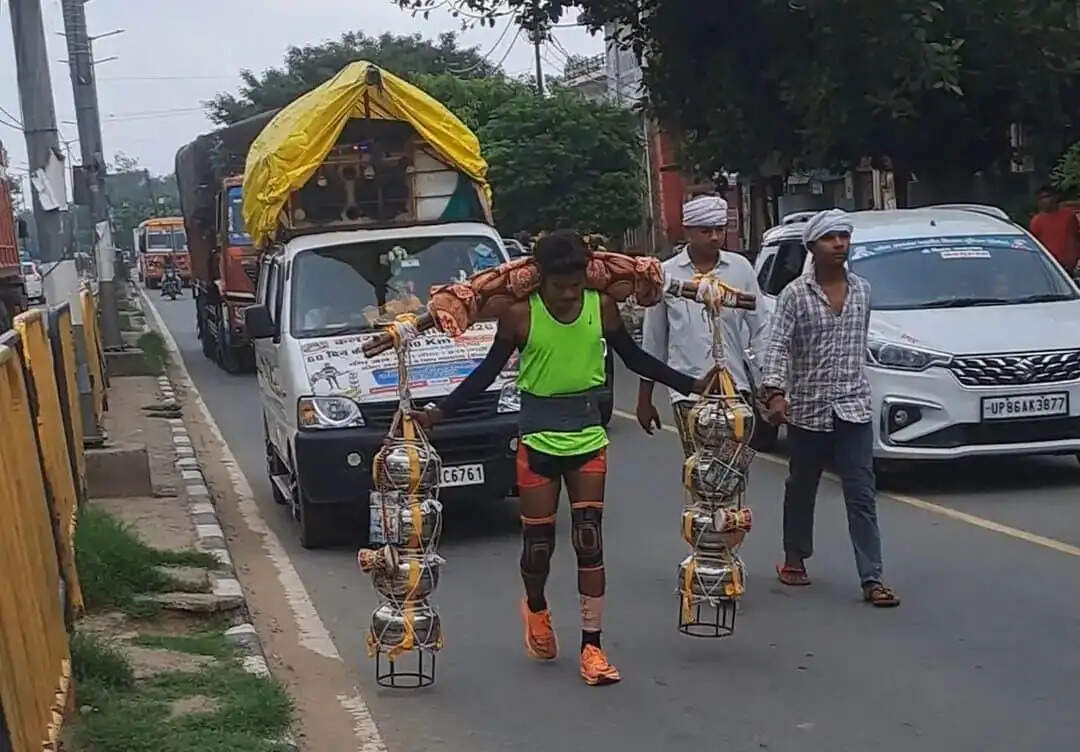 101 और 51 किलो जल की कांवर लेकर हरिद्वार से भिंड जा रहे शिवभक्त, सादाबाद में पुष्पवर्षा कर हुआ स्वागत