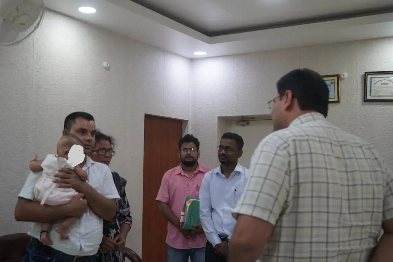 विशिष्ट दत्तक ग्रहण संस्थान में रह रही बच्ची को असम के दंपत्ति ने लिया गाेद
