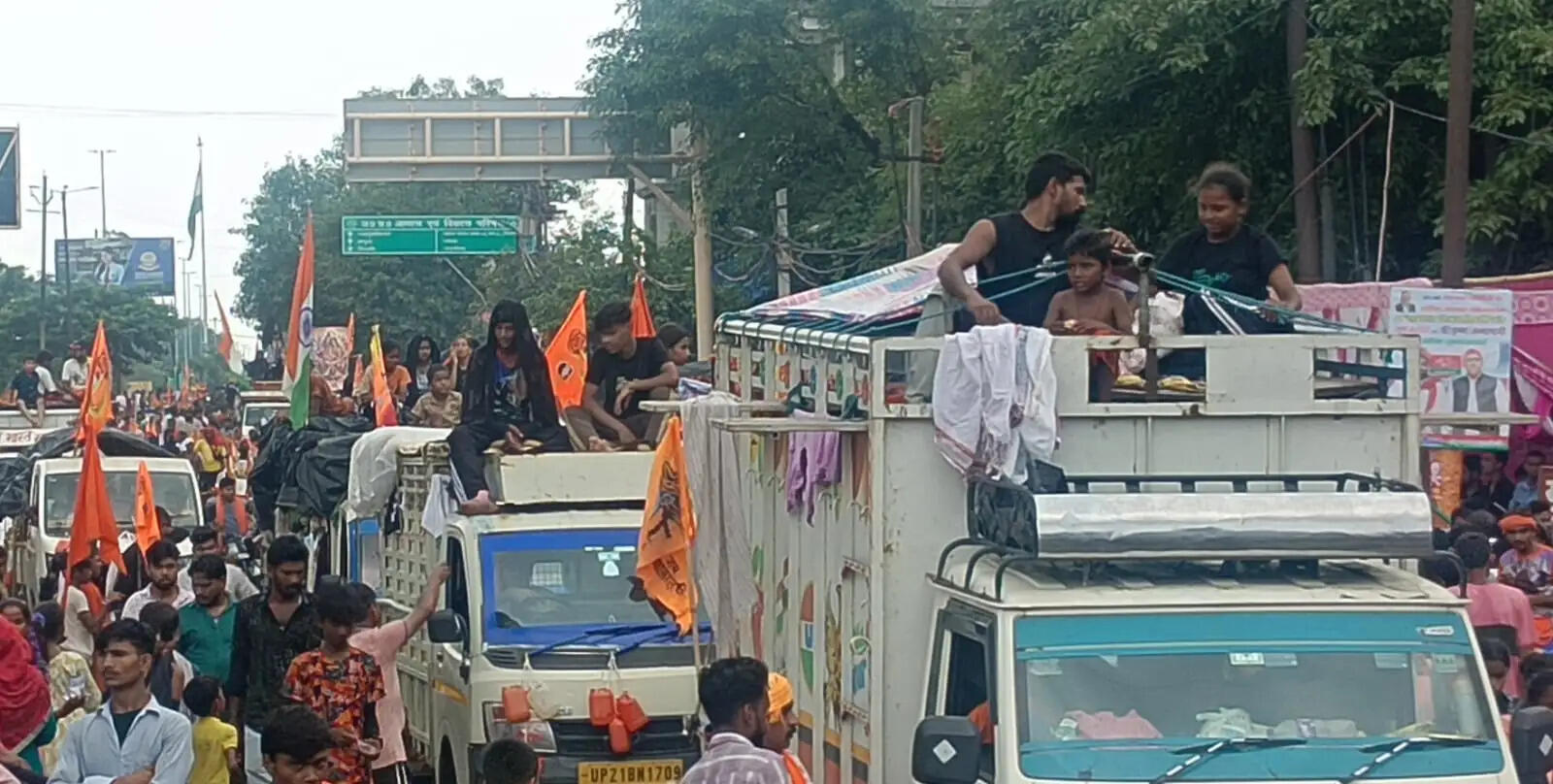मुरादाबाद : हरिद्वार और दिल्ली रोड हुई भगवामय, डेढ़ लाख से अधिक कांवडिएं हरिद्वार व बृजघाट से कांवड़ लेकर पहुंचे