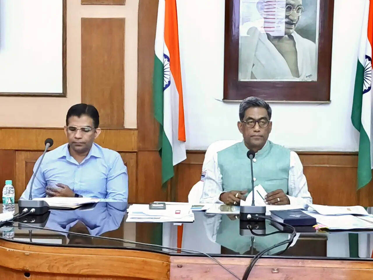 जनहित और विकास से जुड़ी योजनाओं को समय पर पूरा करें जिलाधिकारी: मुख्य सचिव:मुख्य सचिव