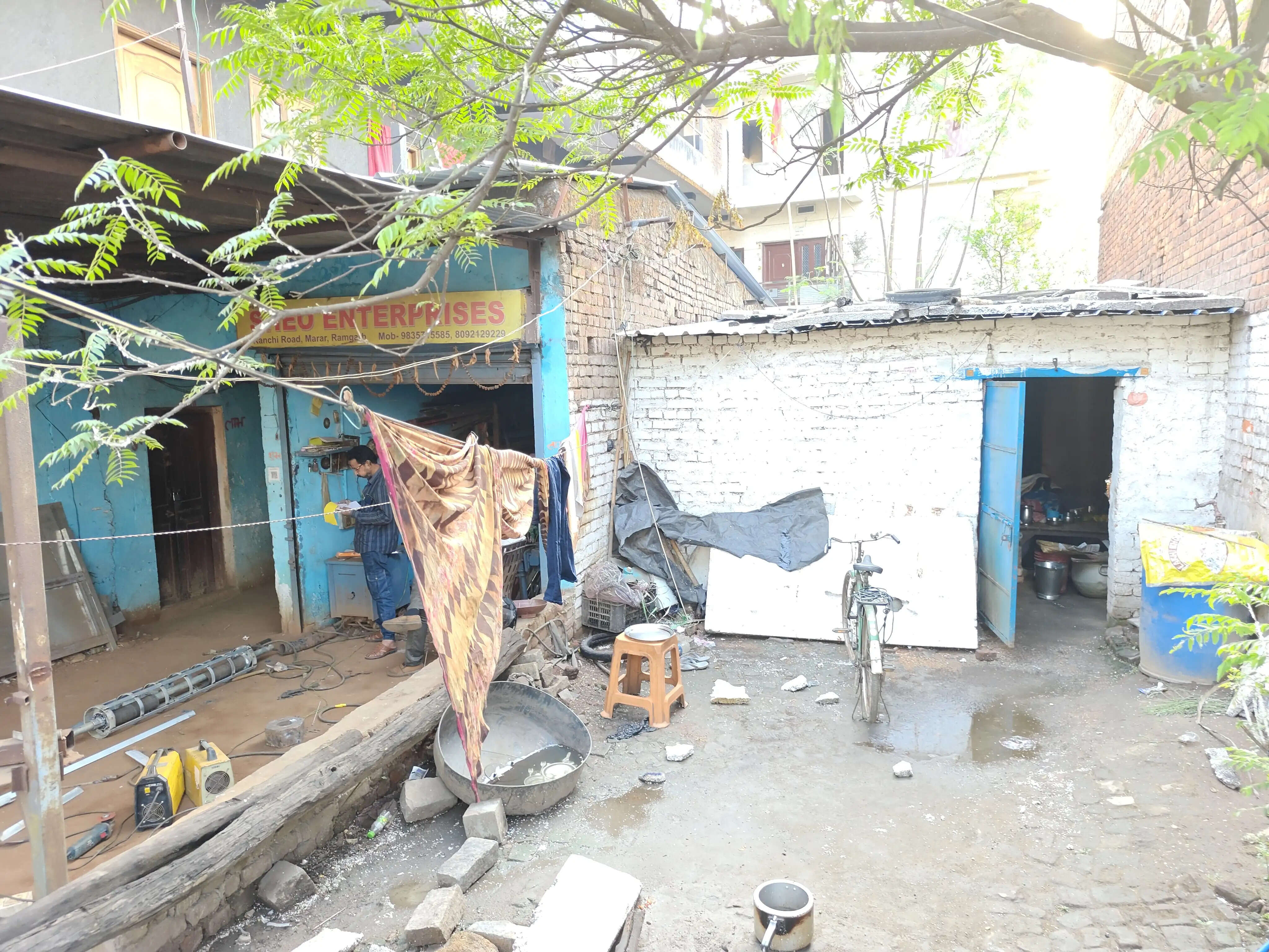 सरकारी जमीन पर बने मकान को खाली कराने पहुंचा प्रशासन