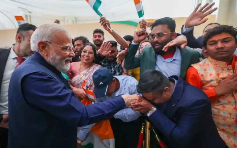 प्रधानमंत्री मोदी इटली पहुंचे, जॉर्जिया मेलोनी से डिनर पर मुलाकात