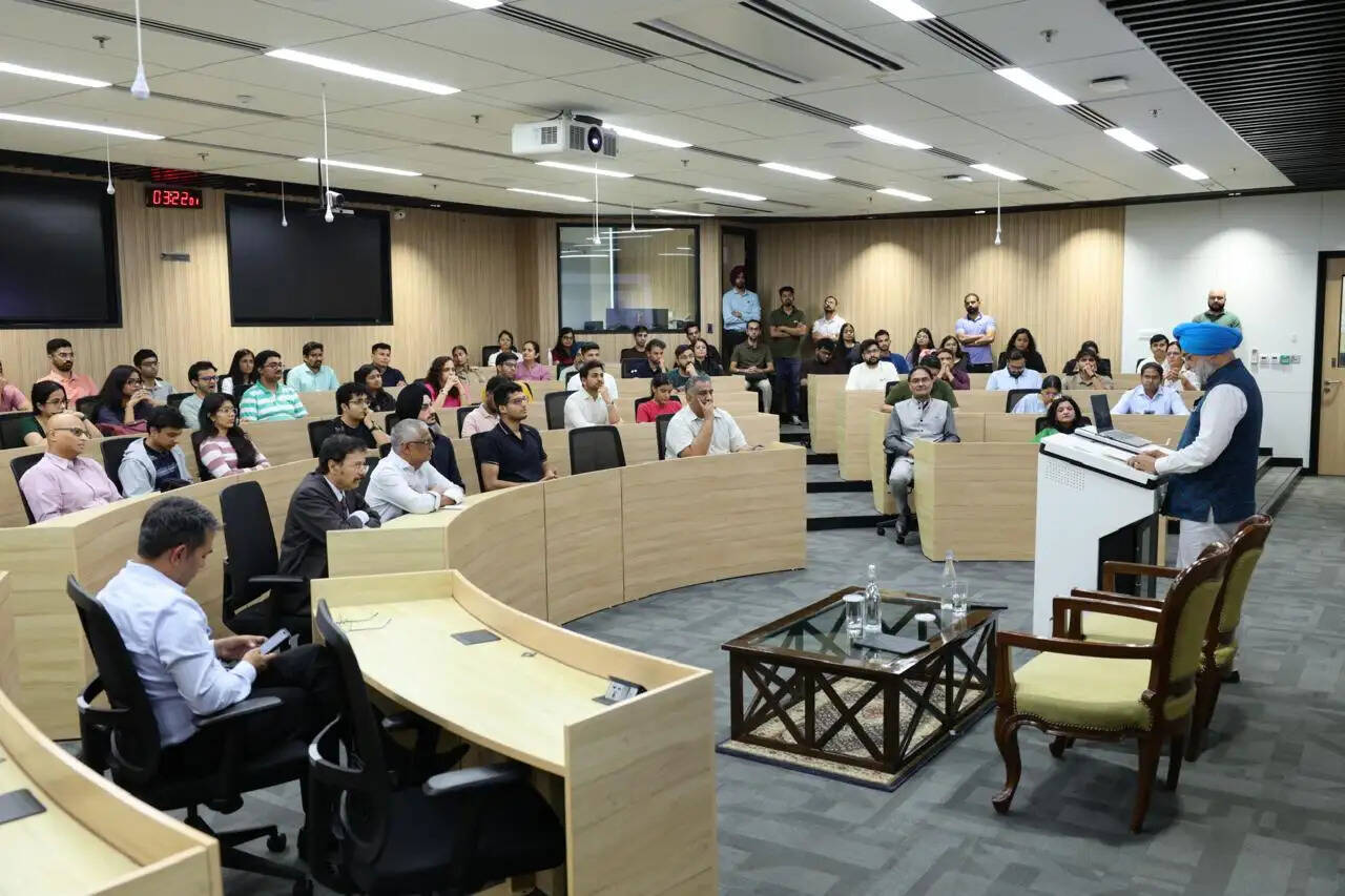 दिल्ली के उपराज्यपाल तरणजीत सिंह संधू ने आईएसबी मोहाली में पेशेवरों से किया संवाद