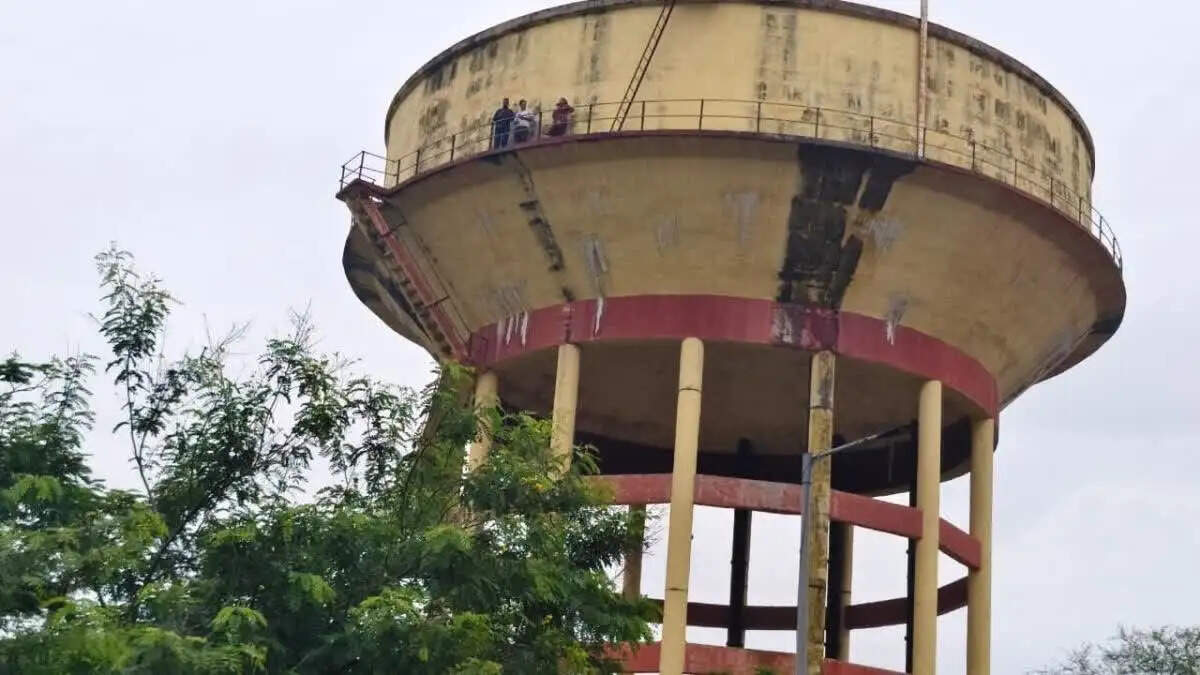 संविदा नर्सिंगकर्मियों का उग्र प्रदर्शन: जयपुरिया अस्पताल की 90 फीट ऊंची टंकी पर चढ़े तीन कर्मचारी