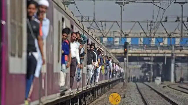 मुंबई लोकल ट्रेन में एक यात्री की चाकू मारकर हत्या