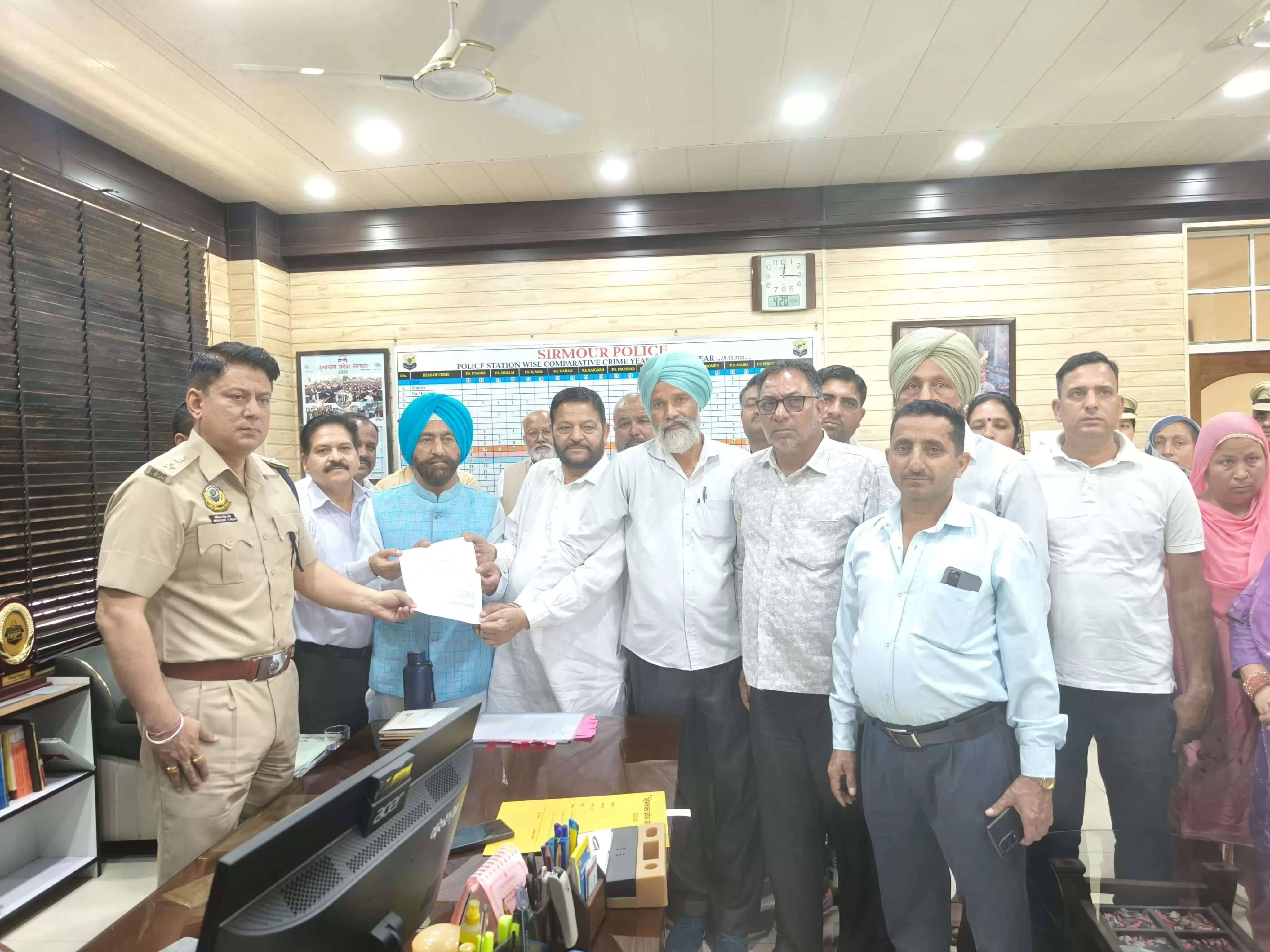 पोंटा में वन विभाग की छापेमारी पर ग्रामीणों ने एसपी से लगाई निष्पक्ष जांच की गुहार