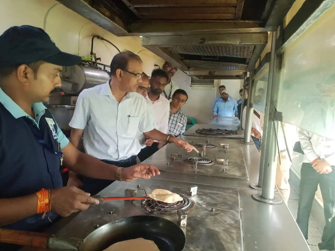 पूसीरे के डीआरएम ने सिक्किम महानंदा एक्सप्रेस का किया निरीक्षण