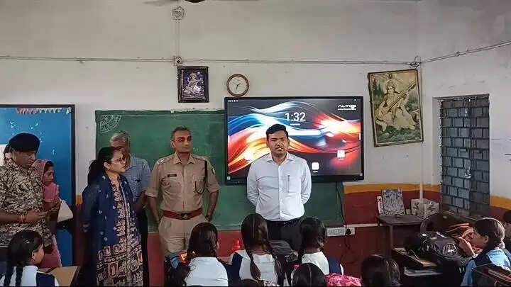 रायसेनः कलेक्टर ने कृषि सहकारी संस्था के खाद गोदाम का किया निरीक्षण, किसानों से ली व्यवस्थाओं की जानकारी